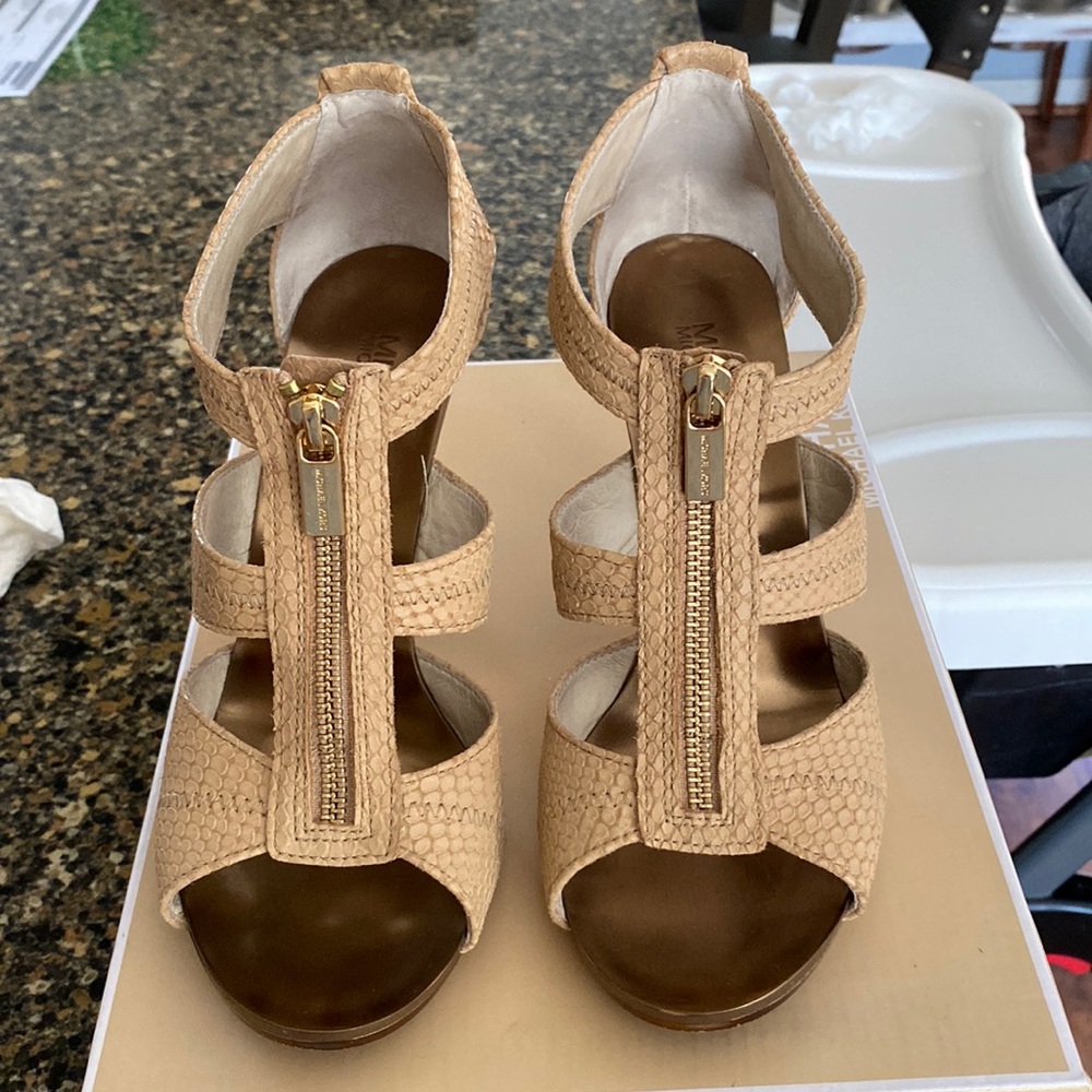 Michael Kors Berkley T strap Sandal In Nude